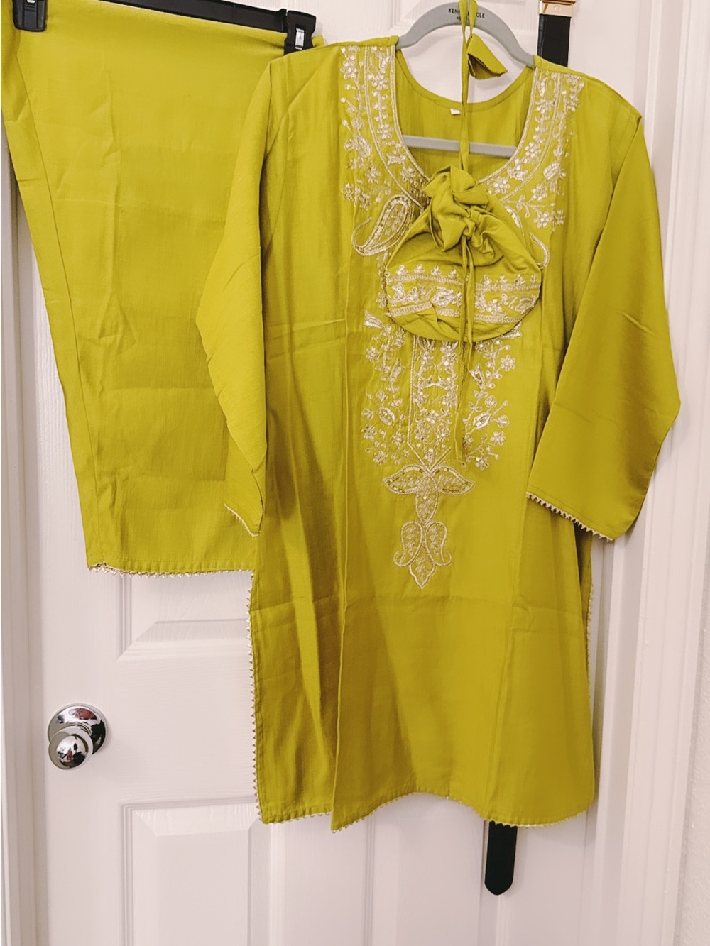NWOT Lime Green Embroidered Women’s Kurta Set with Bottoms + purse